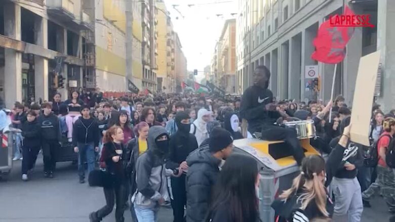 Bologna, al corteo degli studenti cori e striscioni pro-Pal e contro il governo